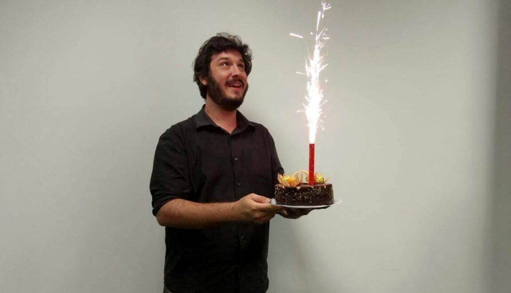 Lucas celebrando con la torta y los fuegos