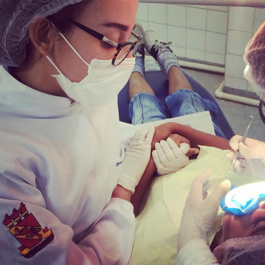 Bruna Brito trabalhando como cirurgiã dentista
