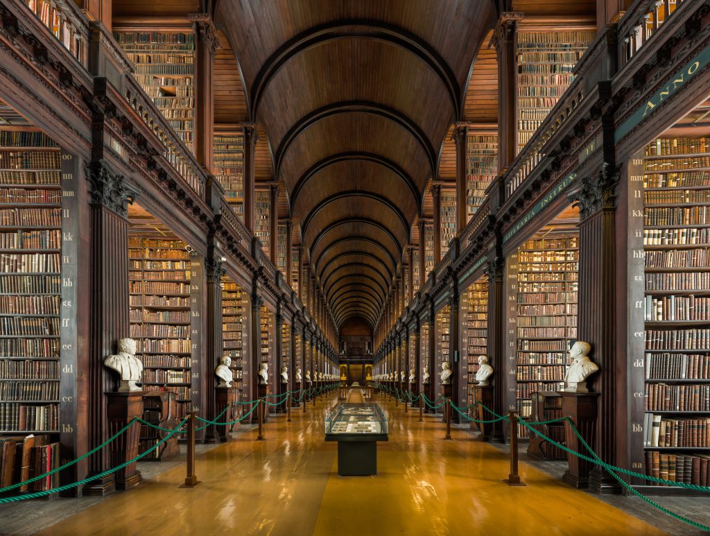 Biblioteca da Trinity College, uma universidade na Irlanda