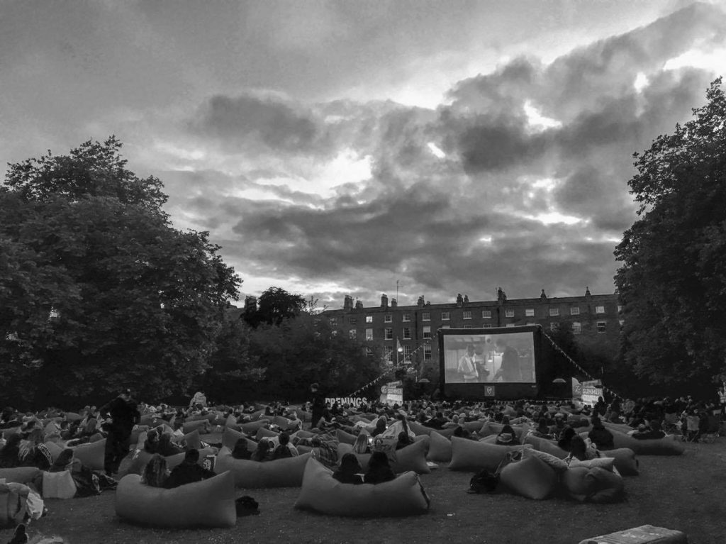 Cinema ao ar livre, inaugurando o verão na Irlanda