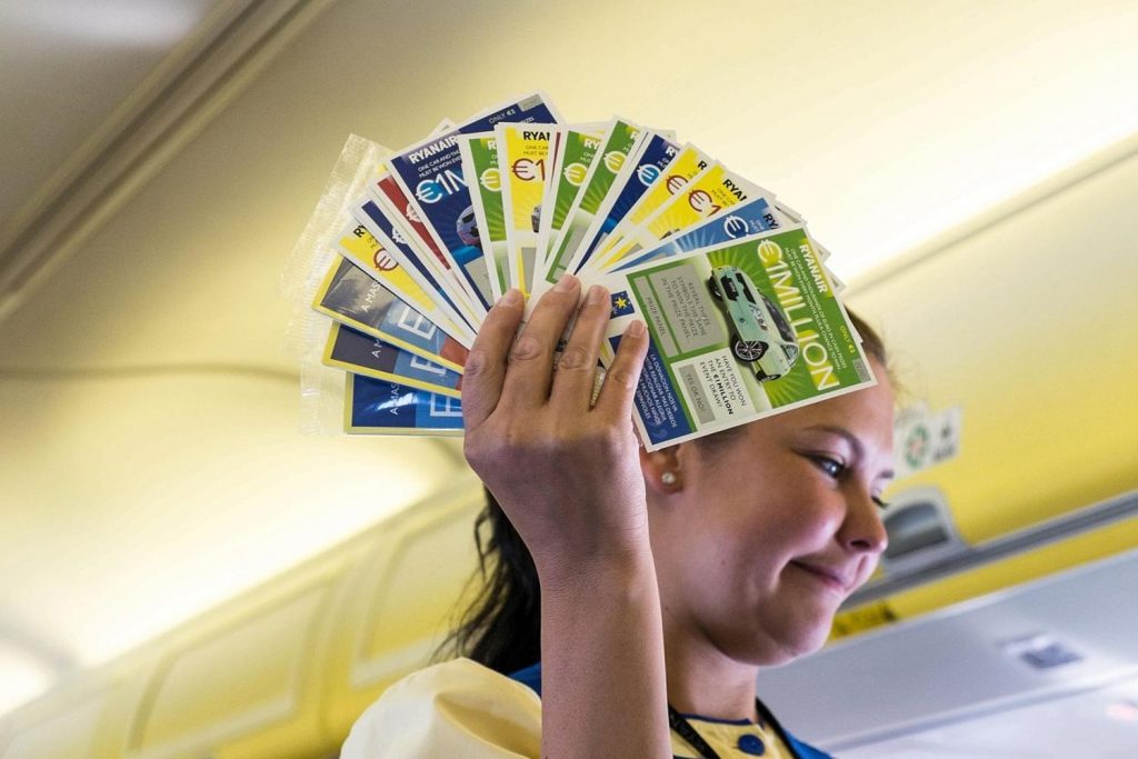 Comissária de bordo da Ryanair vendendo raspadinhas
