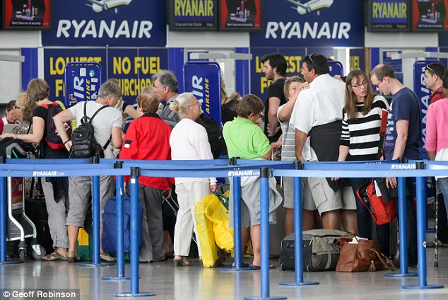 Fila de embarque Ryanair no aeroporto